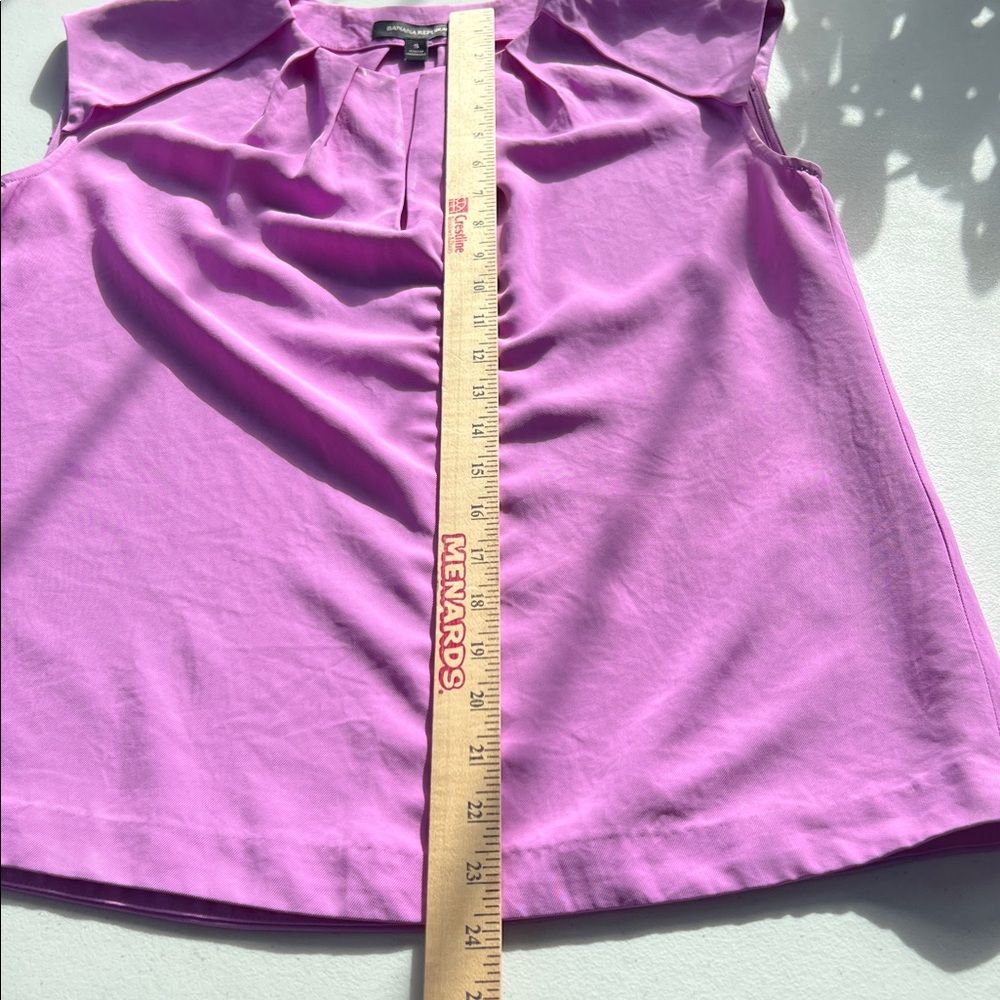 Banana Republic purple magenta pleated crepe blouse split V-neck cap sleeves S - Picture 10 of 11